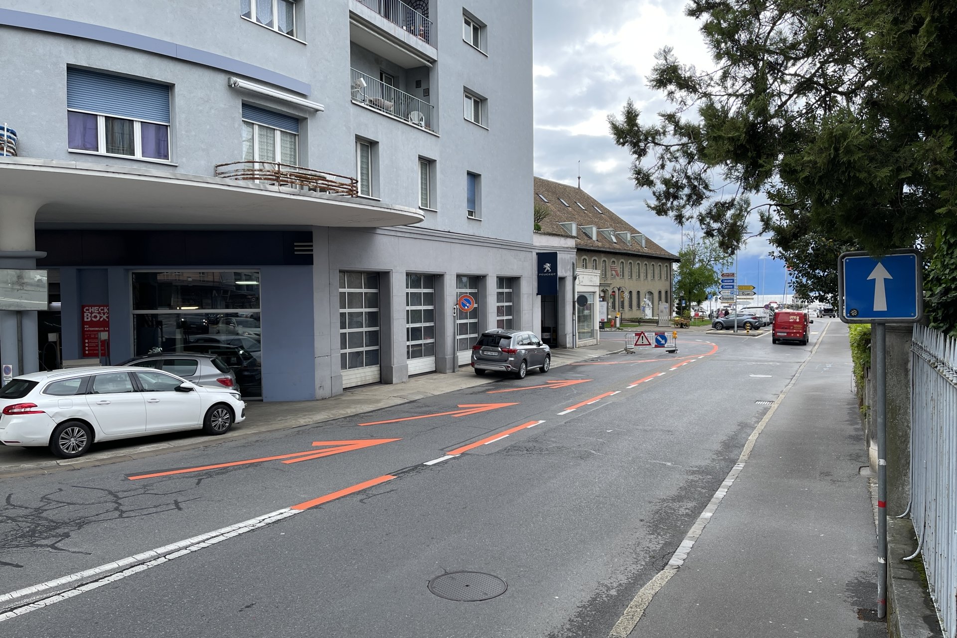 Photographie de l'intersection à l'entrée de la Rue Louis de Savoie à Morges (Suisse) présentant le marquage temporaire orange posé au sol dans le cadre de la mise à l'épreuve du capteur de CitySense